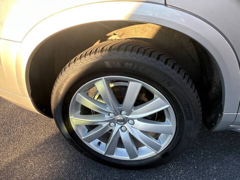 2016 Volvo XC90 T6 Momentum