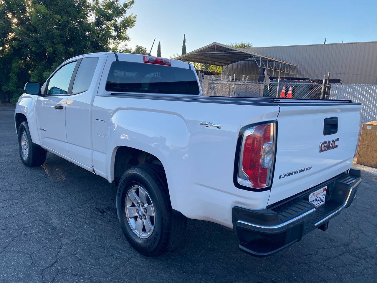 White 2019 GMC Canyon Base 4x4 Base 4dr Extended Cab 6 ft. LB 2