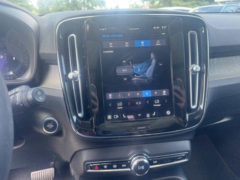 2023 Volvo XC40 B5 Plus Dark Theme
