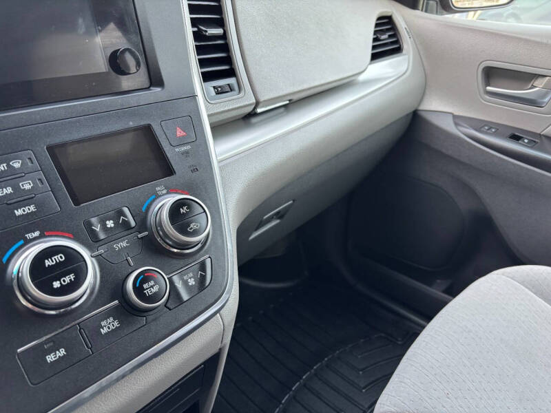 Image 8 of 2015 Toyota Sienna LE 7-Passenger