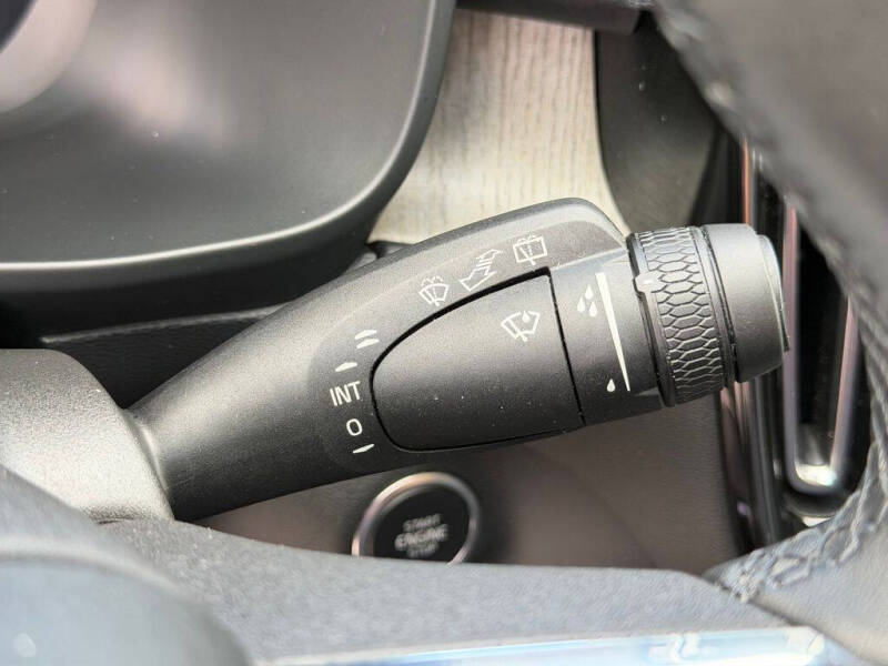 2023 Volvo XC40 B5 Plus Bright Theme