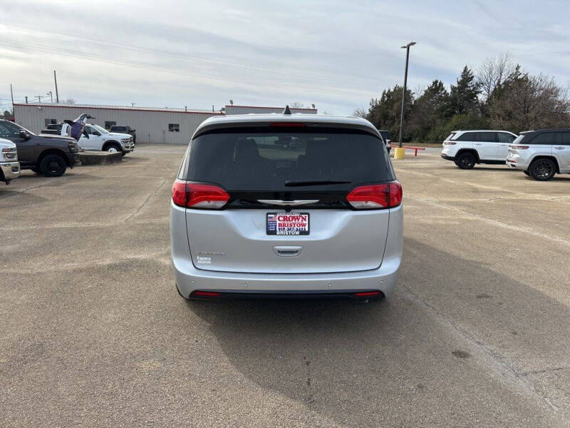 2026 Chrysler Voyager LX