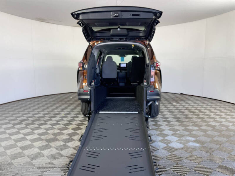 2024 Toyota Sienna LE 8-Passenger