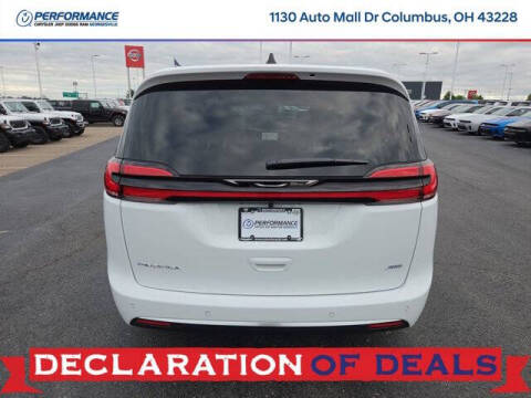 2027 Chrysler Pacifica Select