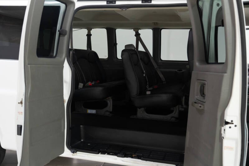 2004 Chevrolet Express Cargo Base photo 35