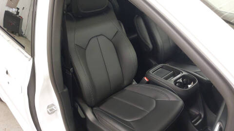 2027 Chrysler Pacifica Select