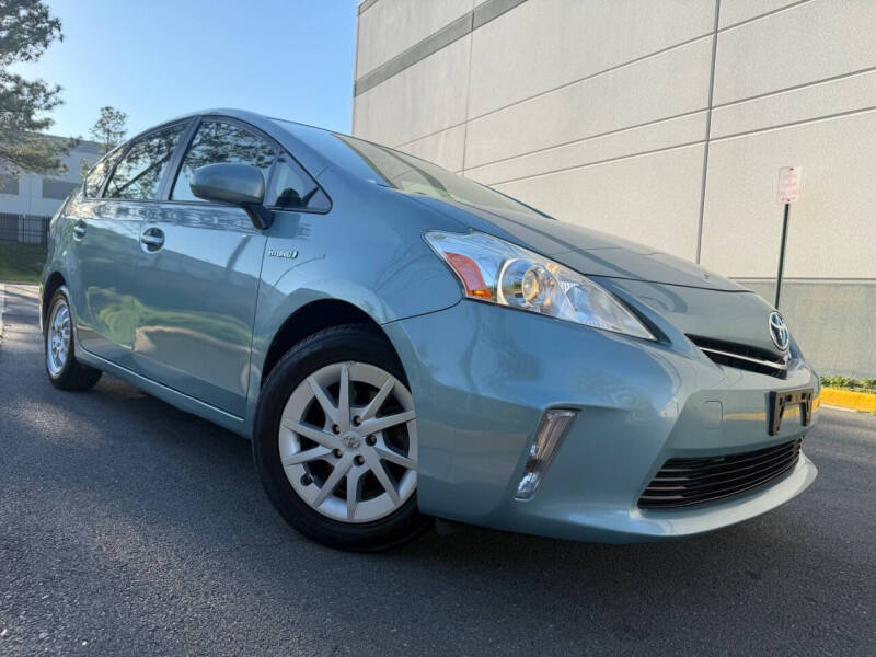 2014 Toyota Prius v Three