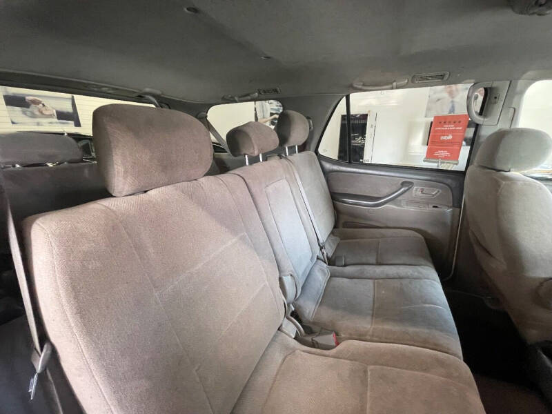 2004 Toyota Sequoia SR5