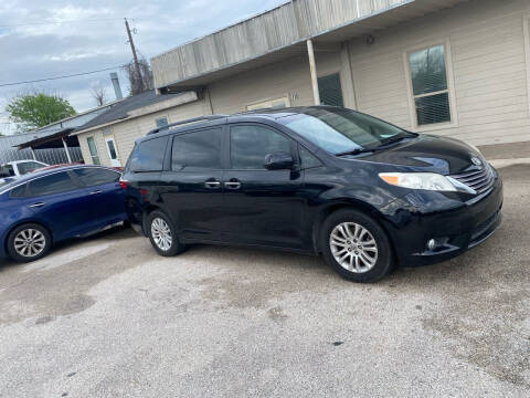 2016 Toyota Sienna for sale at COUNTRY MOTORS in Houston TX