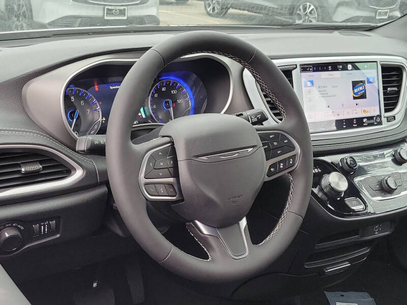 2027 Chrysler Pacifica Select