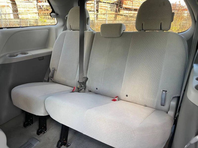 2014 Toyota Sienna LE 7-Passenger