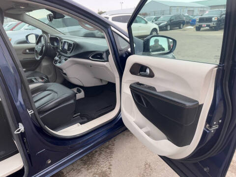 2017 Chrysler Pacifica Touring-L