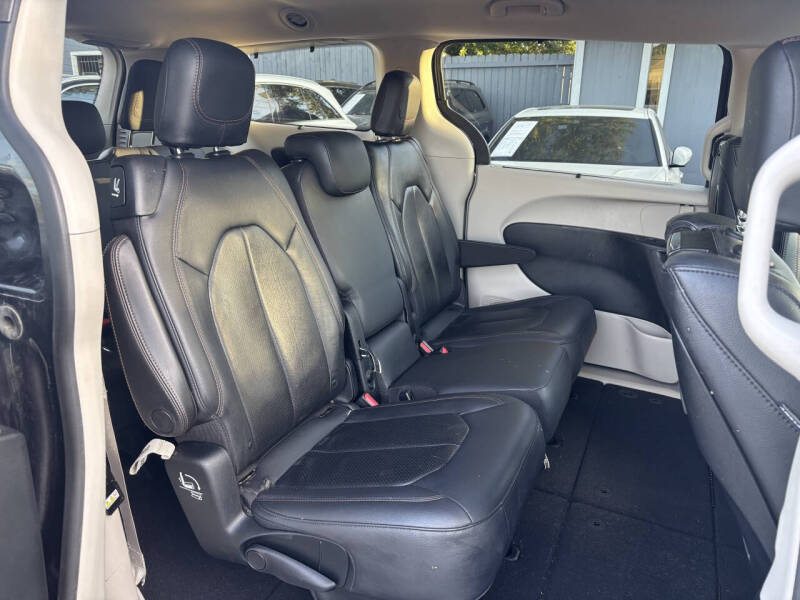 2017 Chrysler Pacifica Touring-L Plus