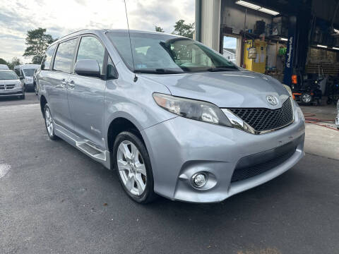 2014 Toyota Sienna SE 8-Passenger