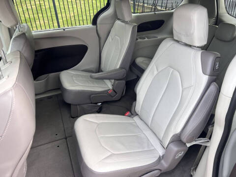 2017 Chrysler Pacifica Touring-L