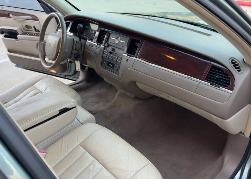 2005 Lincoln Town Car Signature