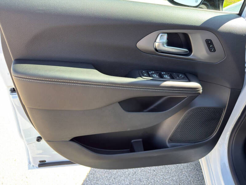 2027 Chrysler Pacifica Select