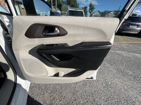 2022 Chrysler Voyager LX