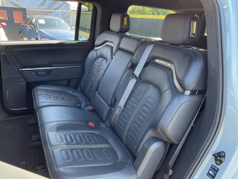 2025 Rivian R1S