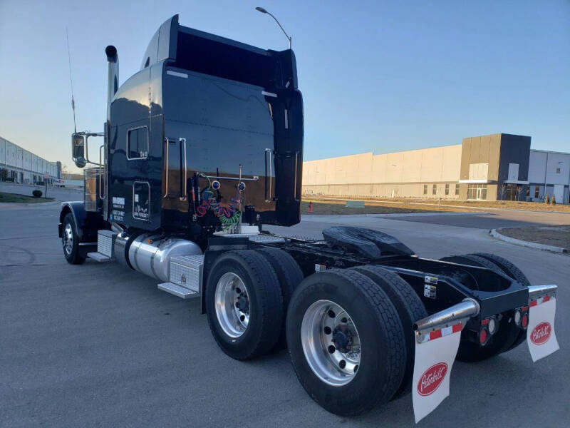 2023 Peterbilt 389