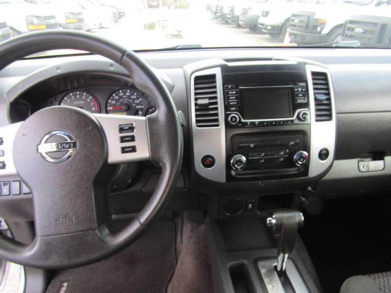 2015 Nissan Frontier SV photo 13