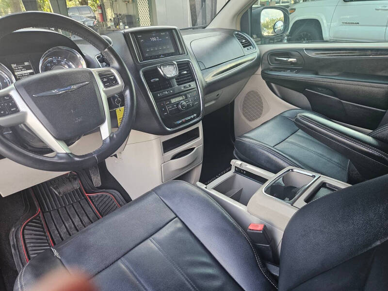 2016 Chrysler Town and Country Touring