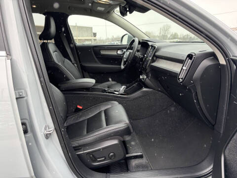 2025 Volvo XC40 B5 Plus Bright Theme