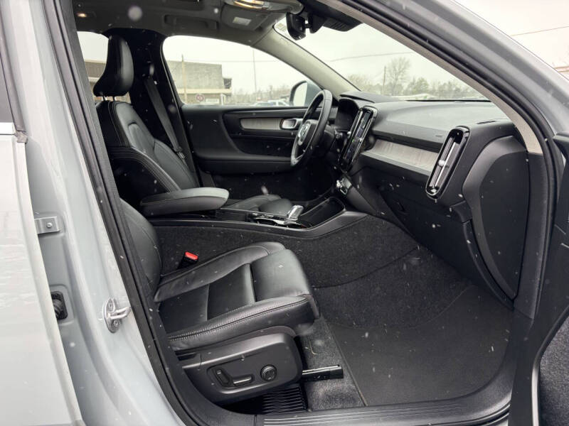 2025 Volvo XC40 B5 Plus Bright Theme