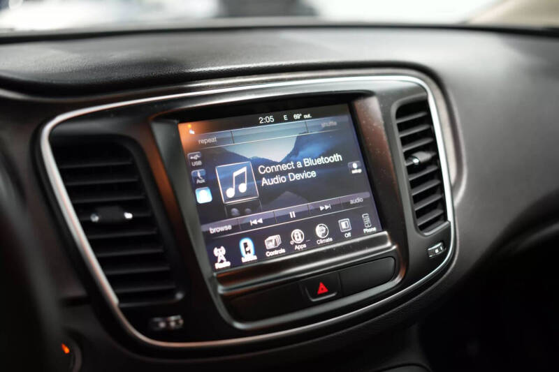 2017 Chrysler 200 Limited Platinum