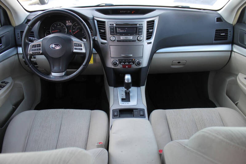 2013 Subaru Outback Premium photo 21