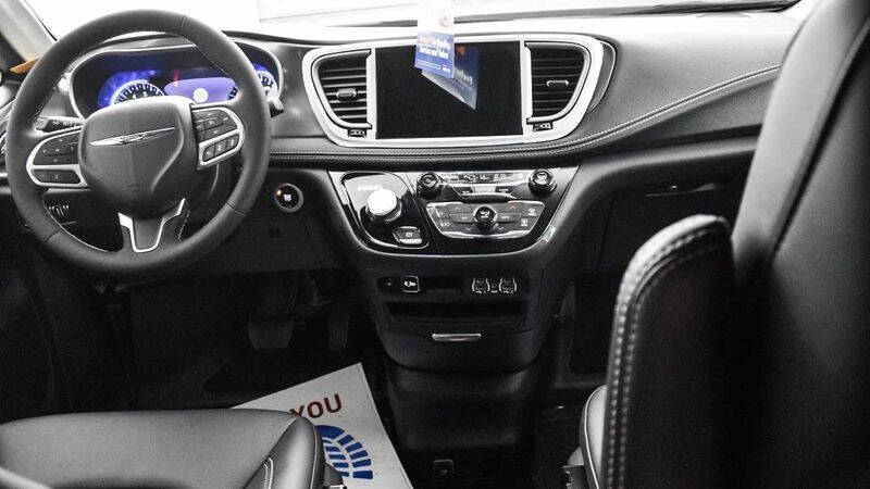 2025 Chrysler Pacifica Select