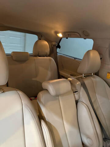 2014 Toyota Sienna XLE 8-Passenger