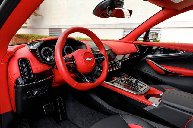 2025 Aston Martin DBX 707