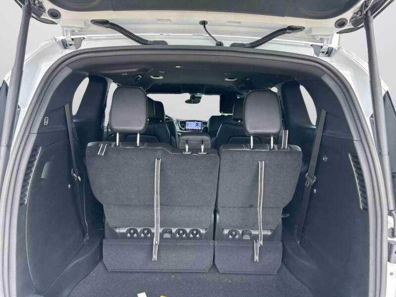 2027 Chrysler Pacifica Select