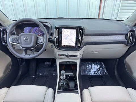 2024 Volvo XC40 B5 Ultimate Bright Theme