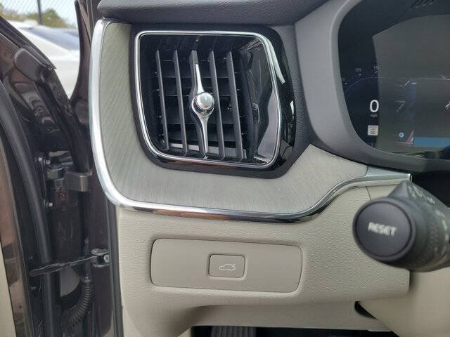 2023 Volvo XC60 B5 Plus Dark Theme