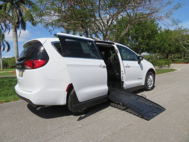 2025 Chrysler Voyager LX