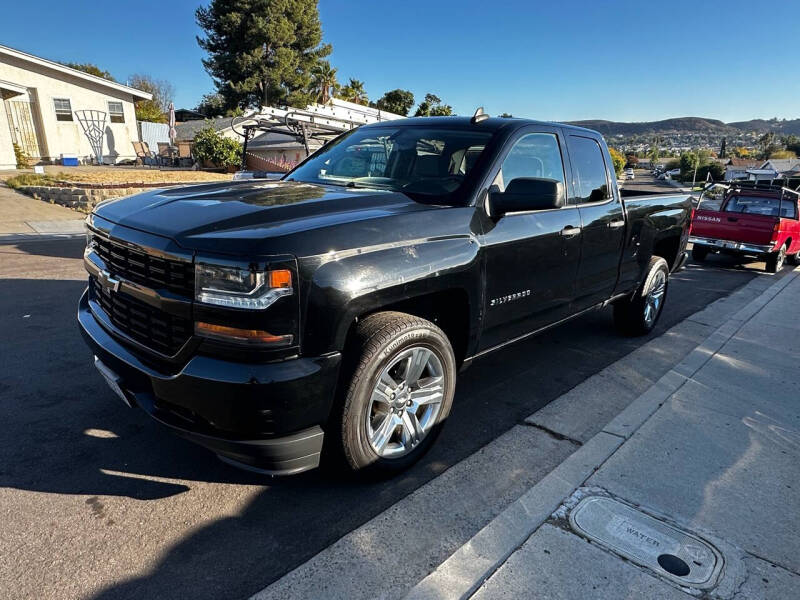 2017 Chevrolet Silverado 1500 Custom photo 2