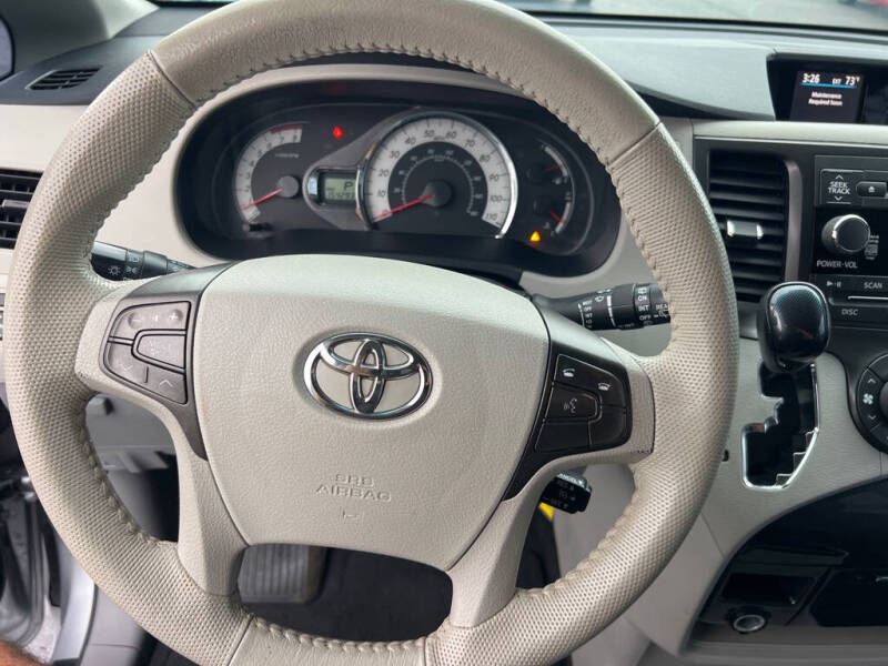2013 Toyota Sienna SE 8-Passenger