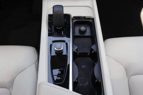 2024 Volvo XC60 B5 Core Dark Theme