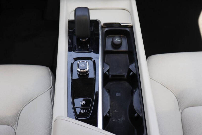 2024 Volvo XC60 B5 Core Dark Theme