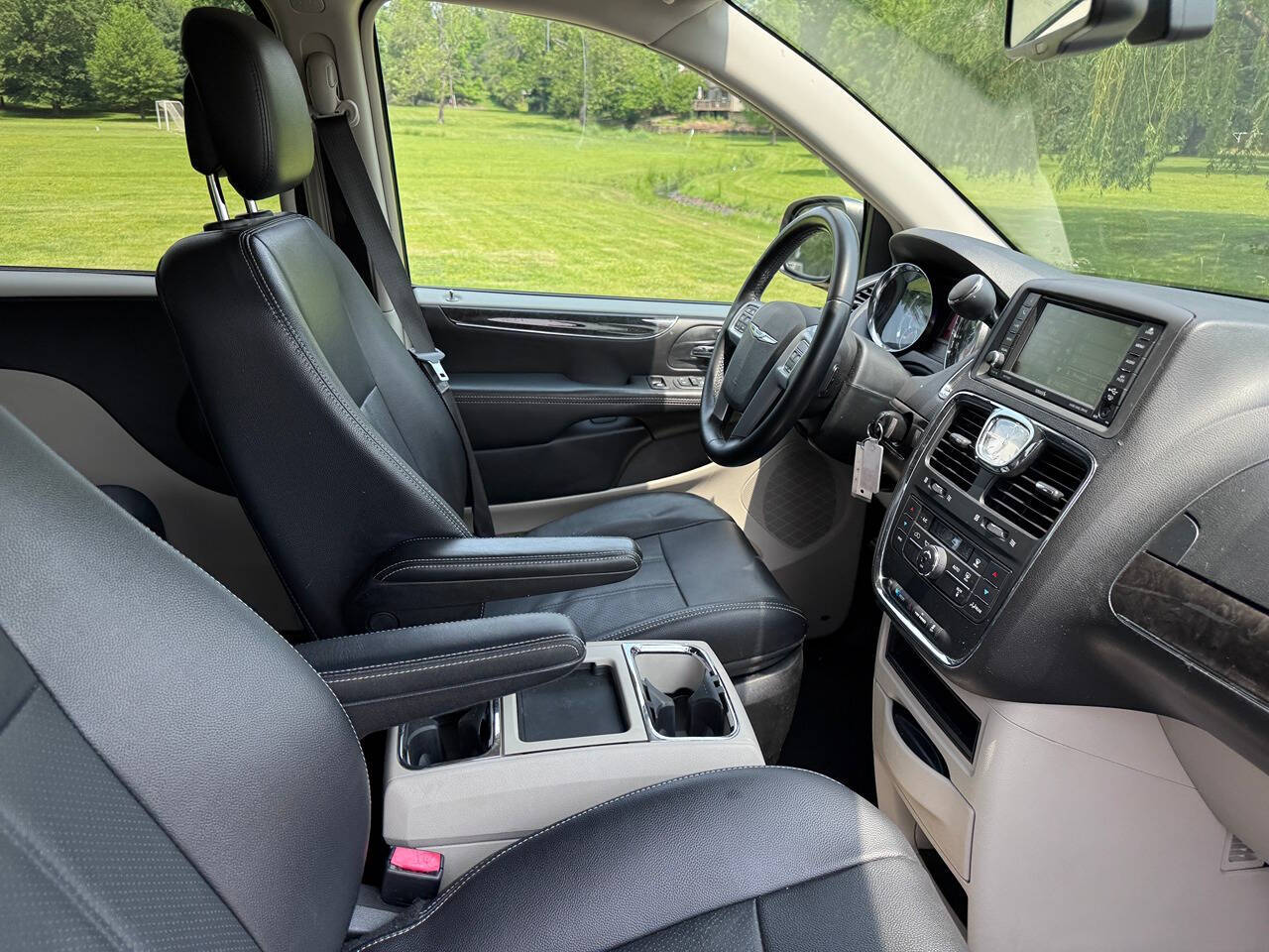 2014 Chrysler Town and Country 13