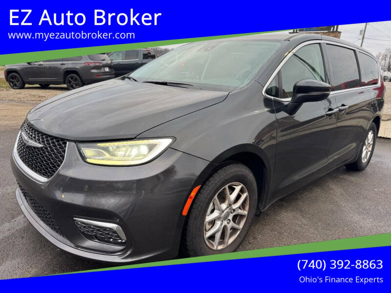 2023 Chrysler Pacifica Touring L's photo