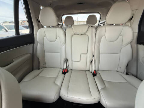 2017 Volvo XC90 T6 Momentum