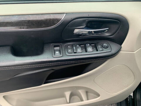 2016 Chrysler Town and Country Touring