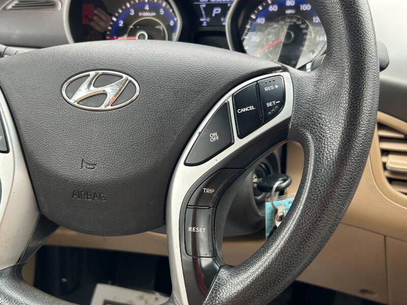 2012 Hyundai Elantra GLS photo 12