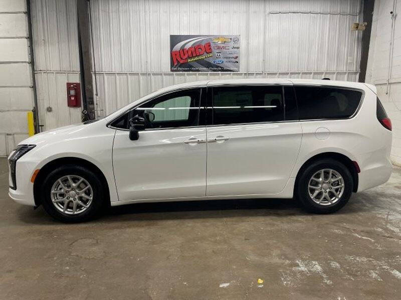 2027 Chrysler Pacifica Select