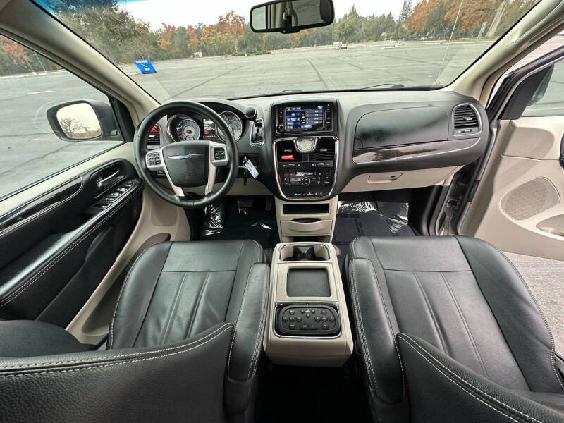 2016 Chrysler Town and Country Touring