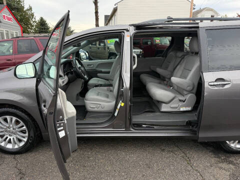 2016 Toyota Sienna XLE 8-Passenger