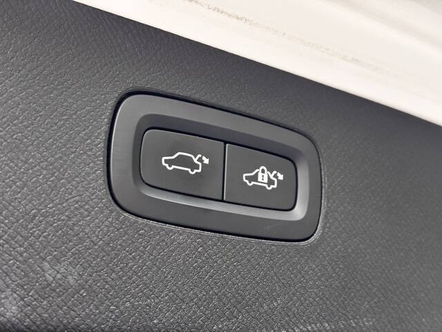 2021 Volvo XC90 T6 Momentum 7-Passenger